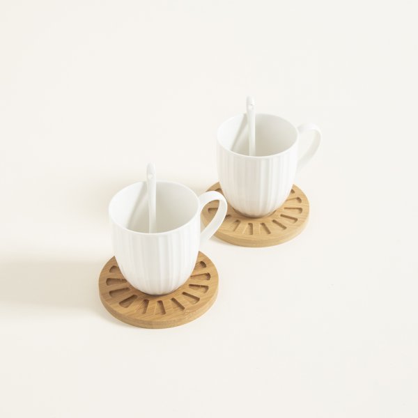 SET X2 TAZAS DE PORCELANA BLANCA RAYADAS PLATO DE BAMBOO Y CUCHARITA 300ML