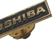 Pin Fundido y Pintado dorado logo Toshiba
